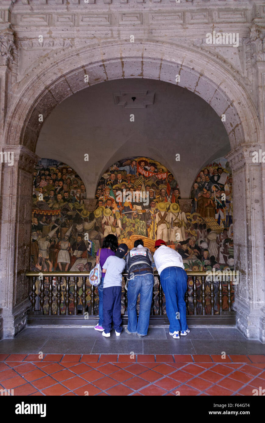 Mexikanische Familie Blick auf die Wandmalereien von Diego Rivera im National Palace oder im Palacio Nacional, Mexiko-Stadt Stockfoto