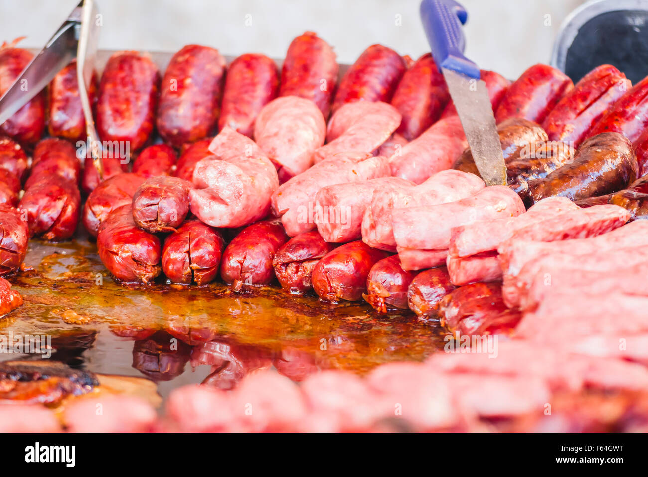 viele Würstchen und Chorizos in einem mittelalterlichen Jahrmarkt Stockfoto