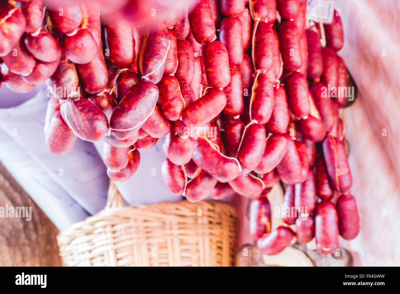 viele Würstchen und Chorizos in einem mittelalterlichen Jahrmarkt Stockfoto