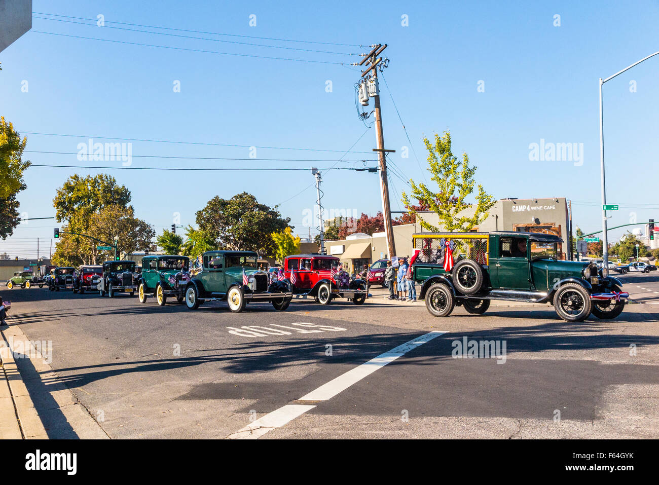 Eine lange Linie von Ford Model A bei der 2015 Modesto California Veterans Day parade Stockfoto