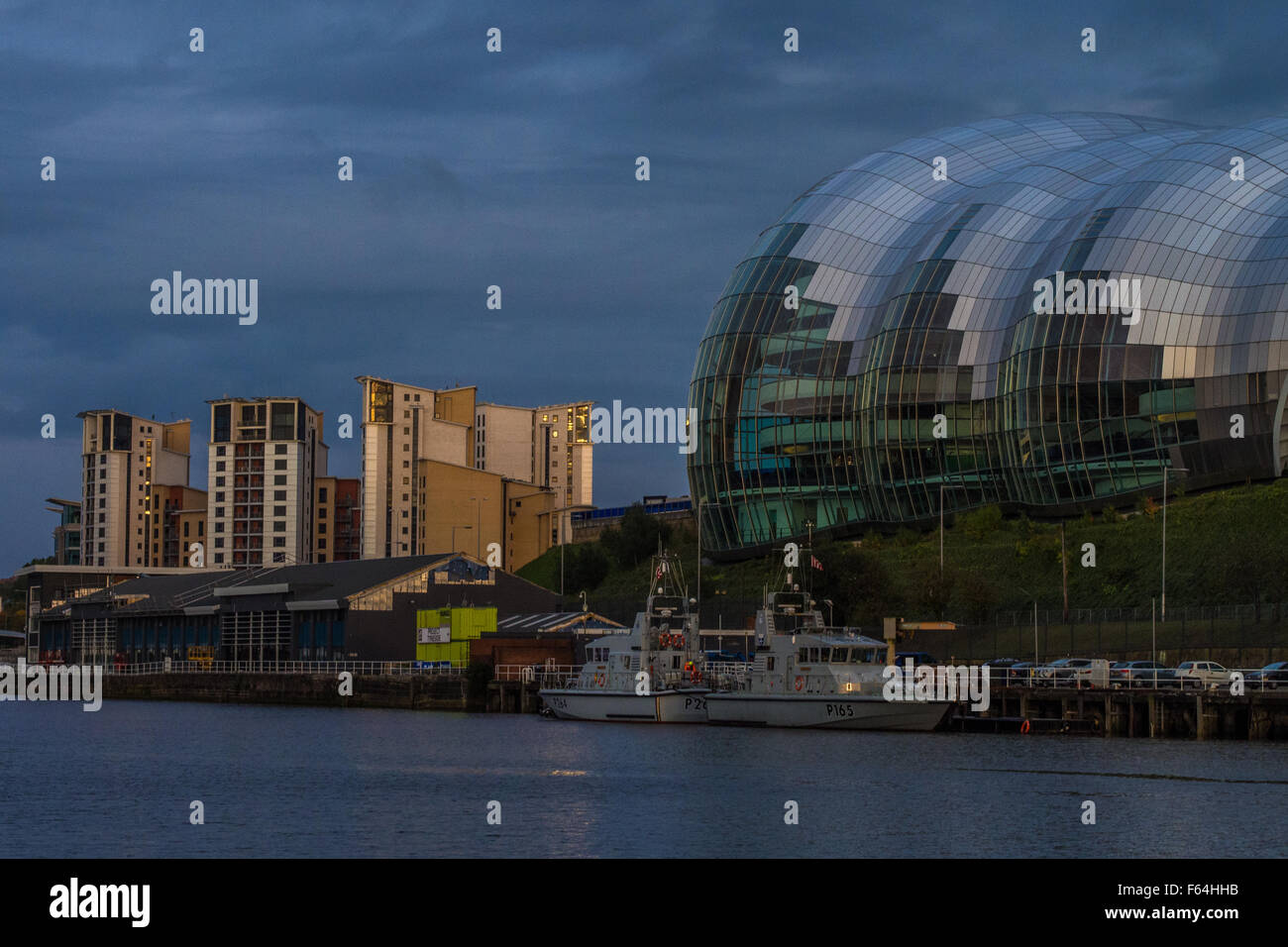 Blick über den Fluss Tyne mit der Kuppel der Salbei Concert Hall auf der rechten Seite, Newcastle Upon Tyne, Tyne and Wear, England. Stockfoto