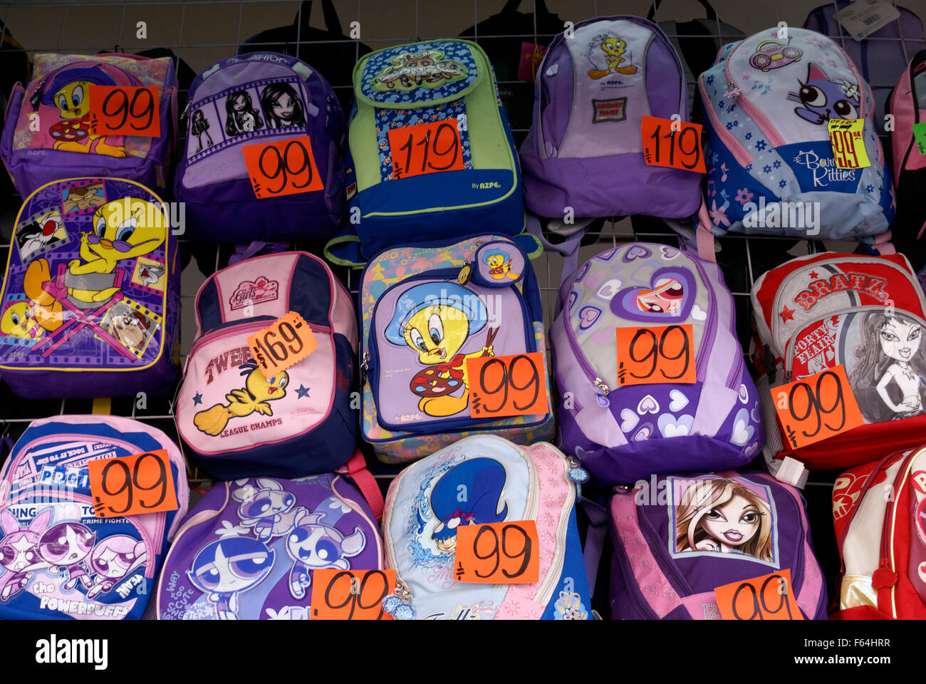 Bunte Kinder Rucksäcke in mexikanischen Pesos für den Verkauf in Mexiko City günstig Stockfoto