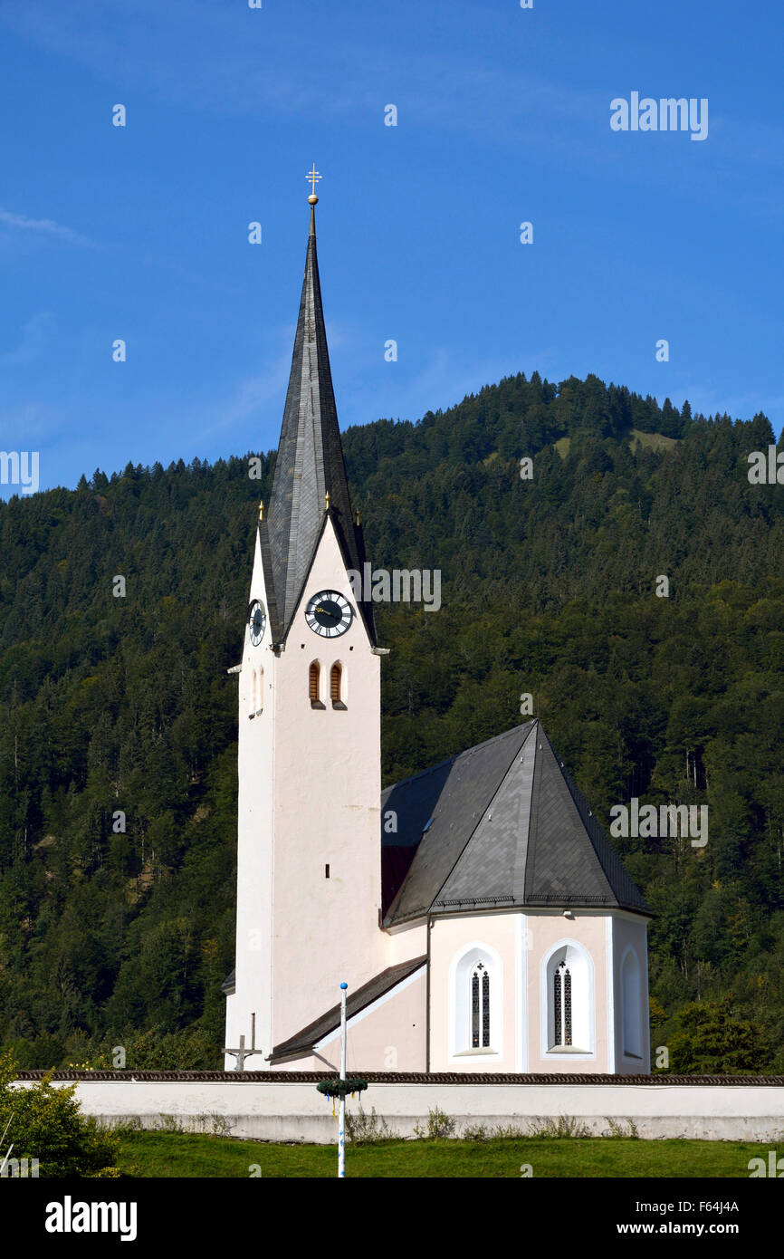 Katholische Pfarrkirche Sankt Leonhard von Kreuth am Tegernse in Oberbayern - Deutschland. Stockfoto