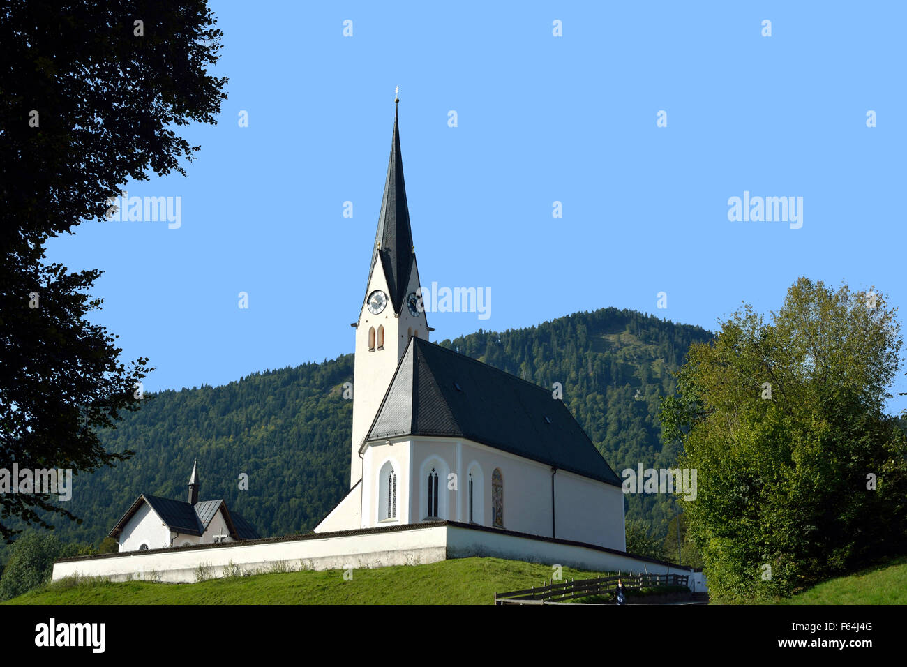 Katholische Pfarrkirche Sankt Leonhard von Kreuth am Tegernse in Oberbayern - Deutschland. Stockfoto