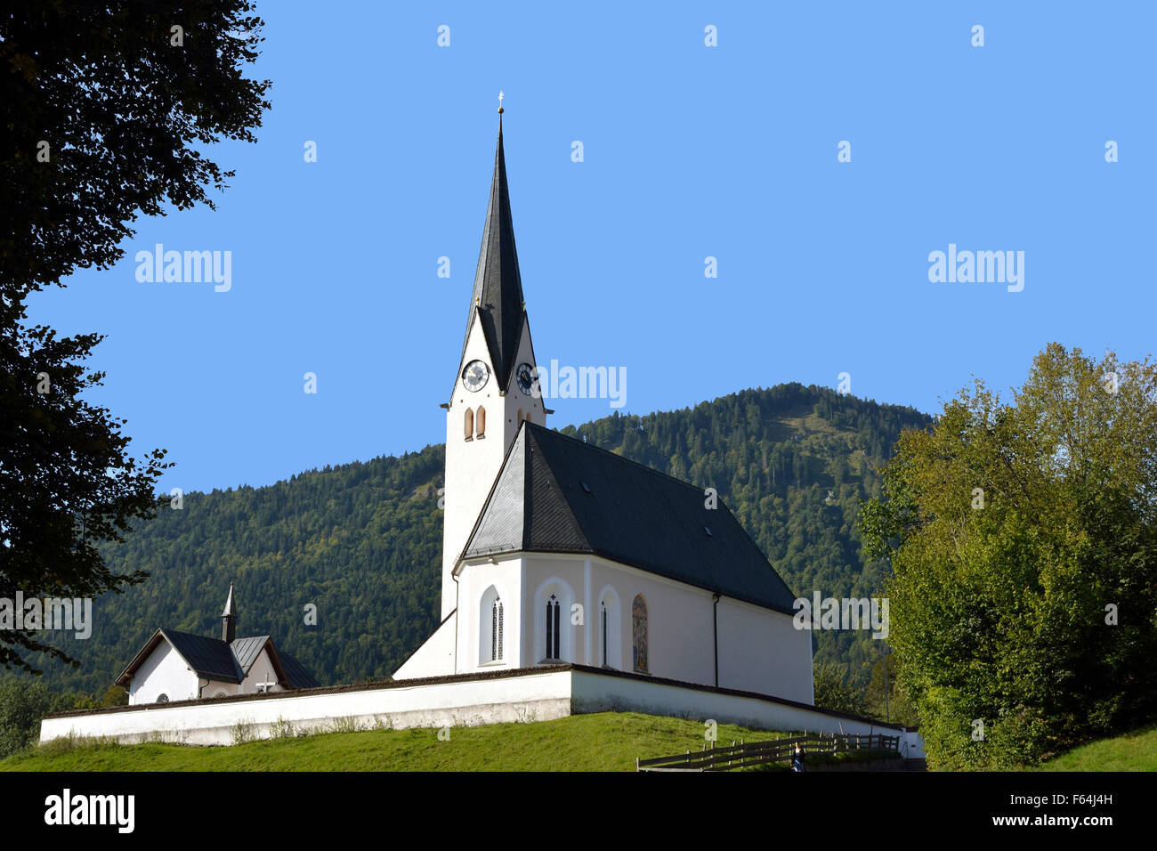 Katholische Pfarrkirche Sankt Leonhard von Kreuth am Tegernse in Oberbayern - Deutschland. Stockfoto