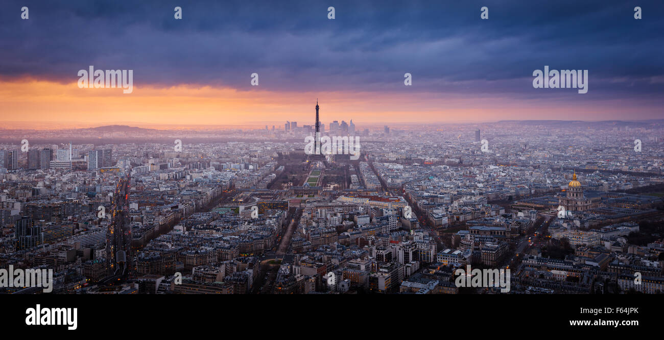 Panorama Sonnenuntergang Luftaufnahme von Paris mit dem Eiffelturm, La Défense und Invalides und Gewitterwolken. Frankreich Stockfoto