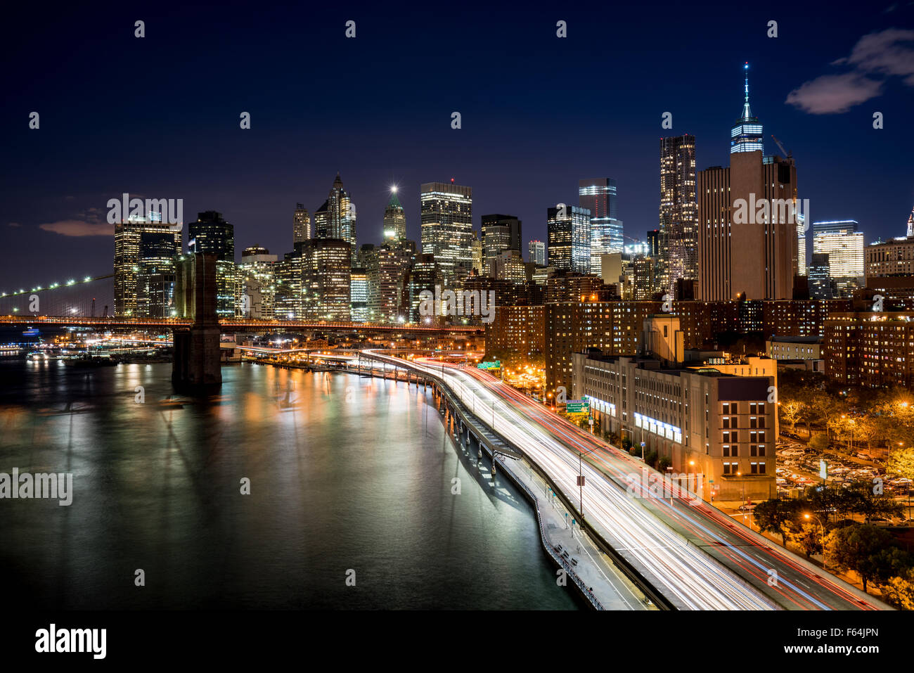 Stadtbild bei Nacht von Lower Manhattan Financial District mit beleuchteten Wolkenkratzern und World Trade Center. New York City Stockfoto