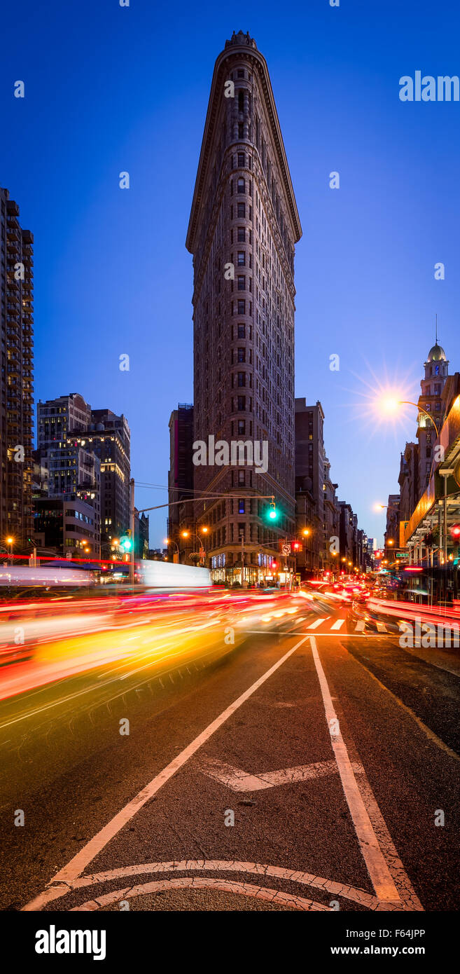 Flatiron Building mit einem klaren blauen Himmel und Auto Lichtspuren auf der 5th Avenue in der Abenddämmerung in Midtown Manhattan, New York City Stockfoto