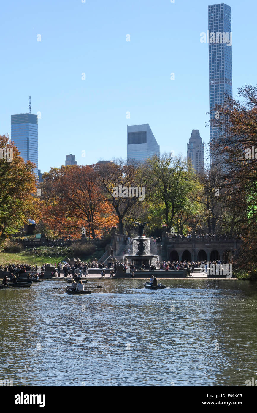 Central Park mit 432 Park Avenue im Hintergrund, NYC, USA Stockfoto