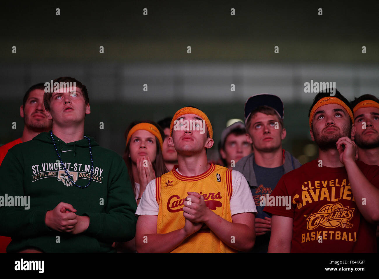 Cleveland, Ohio, USA. 16. Juni 2015. Cleveland, Ohio 16. Juni 2015. Cavaliers Fans sehen Golden State ziehen im 3. Quartal und ihre Träume von einer Meisterschaft in den Abgrund außerhalb der Q auf einer Anzeige Party verblassen. (Michael F. McElroy © Michael F. Mcelroy/ZUMA Draht/Alamy Live-Nachrichten Stockfoto