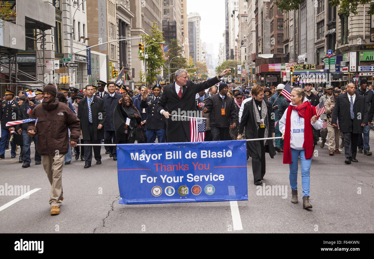 New York, USA. 11. November 2015. Bürgermeister Bill de Blasio von New York City marschiert nach vorne in der Veterans Day Parade auf der 5th Avenue. Bildnachweis: David Grossman/Alamy Live-Nachrichten Stockfoto