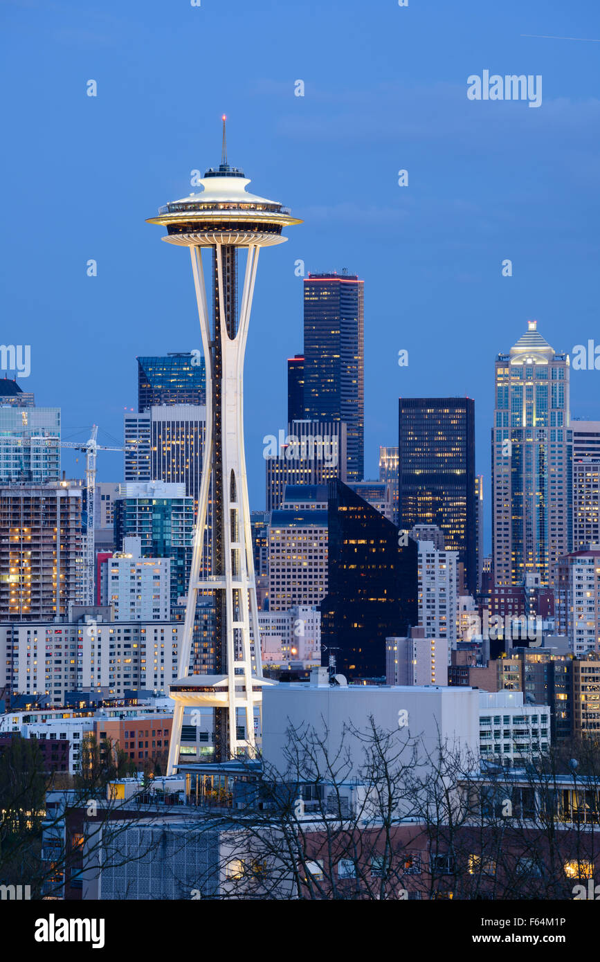 Die Seattle Skyline bei Nacht inklusive der berühmten Space Needle Stockfoto