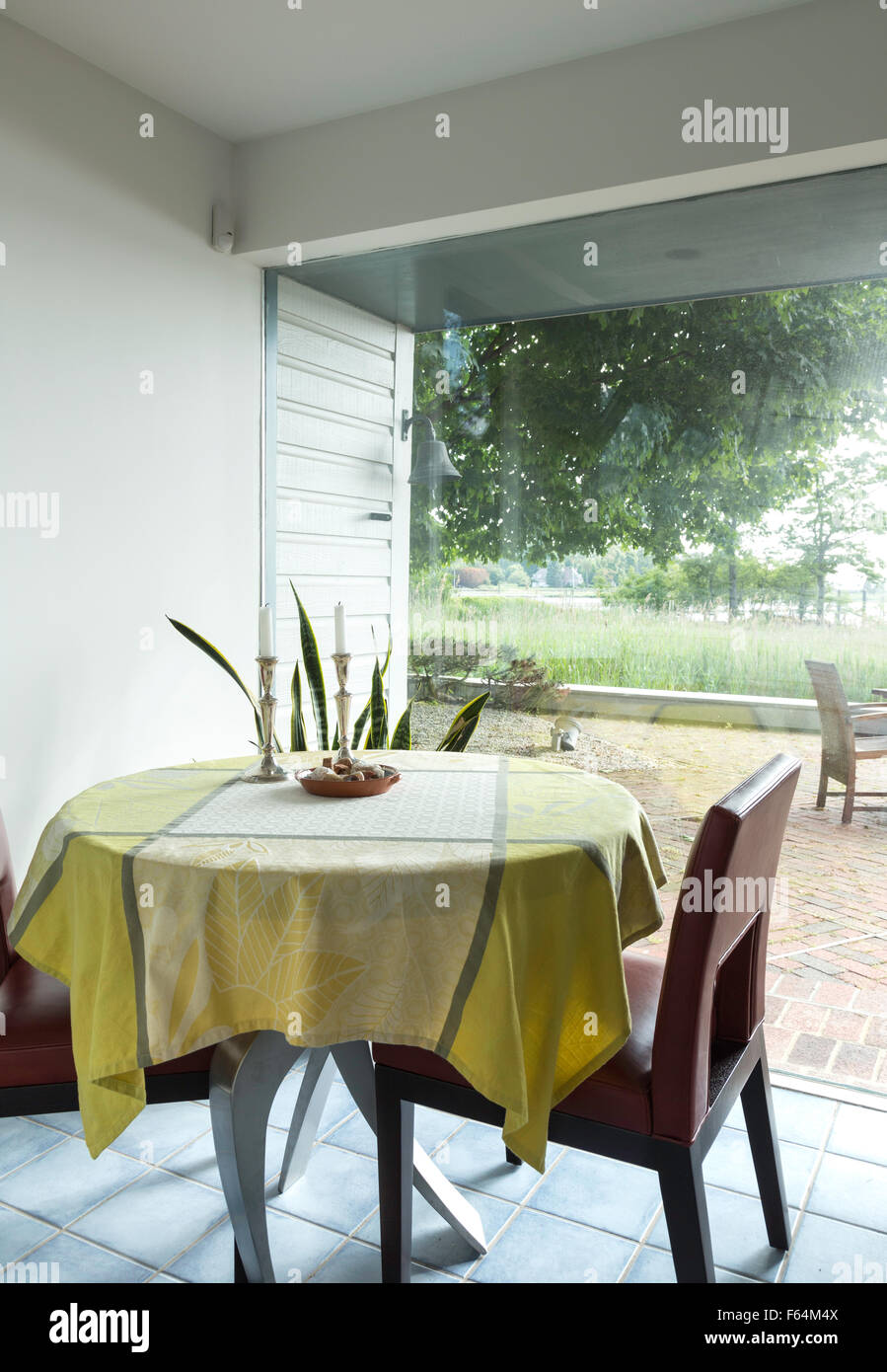 Dekorative Küche Essen Nook mit Glaswand mit Blick auf Terrasse, USA Stockfoto