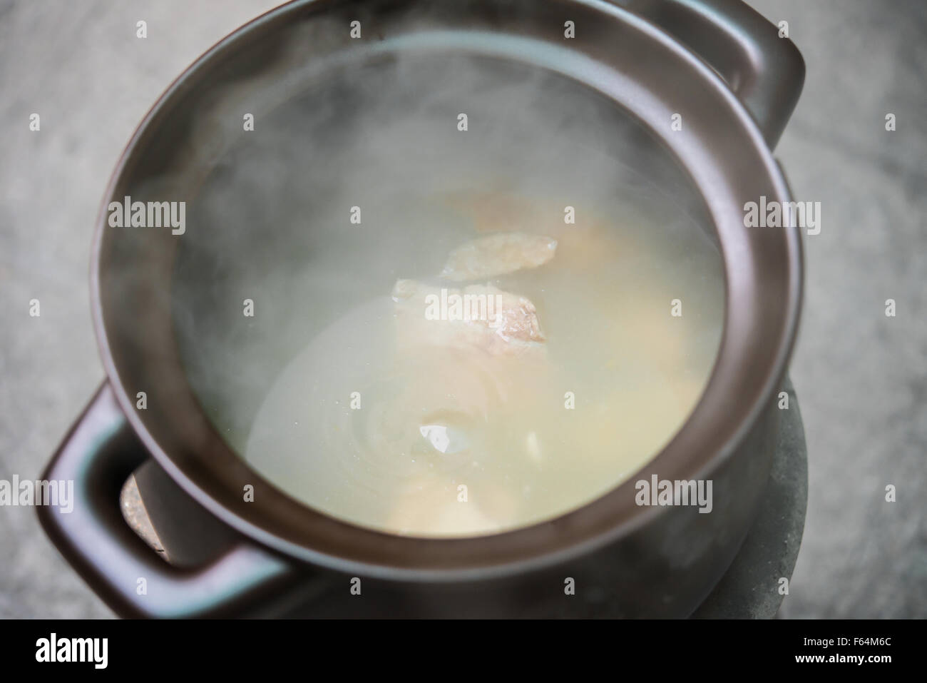 Suppe mit Kohle-Brikett-Ofen kochen Stockfotografie - Alamy
