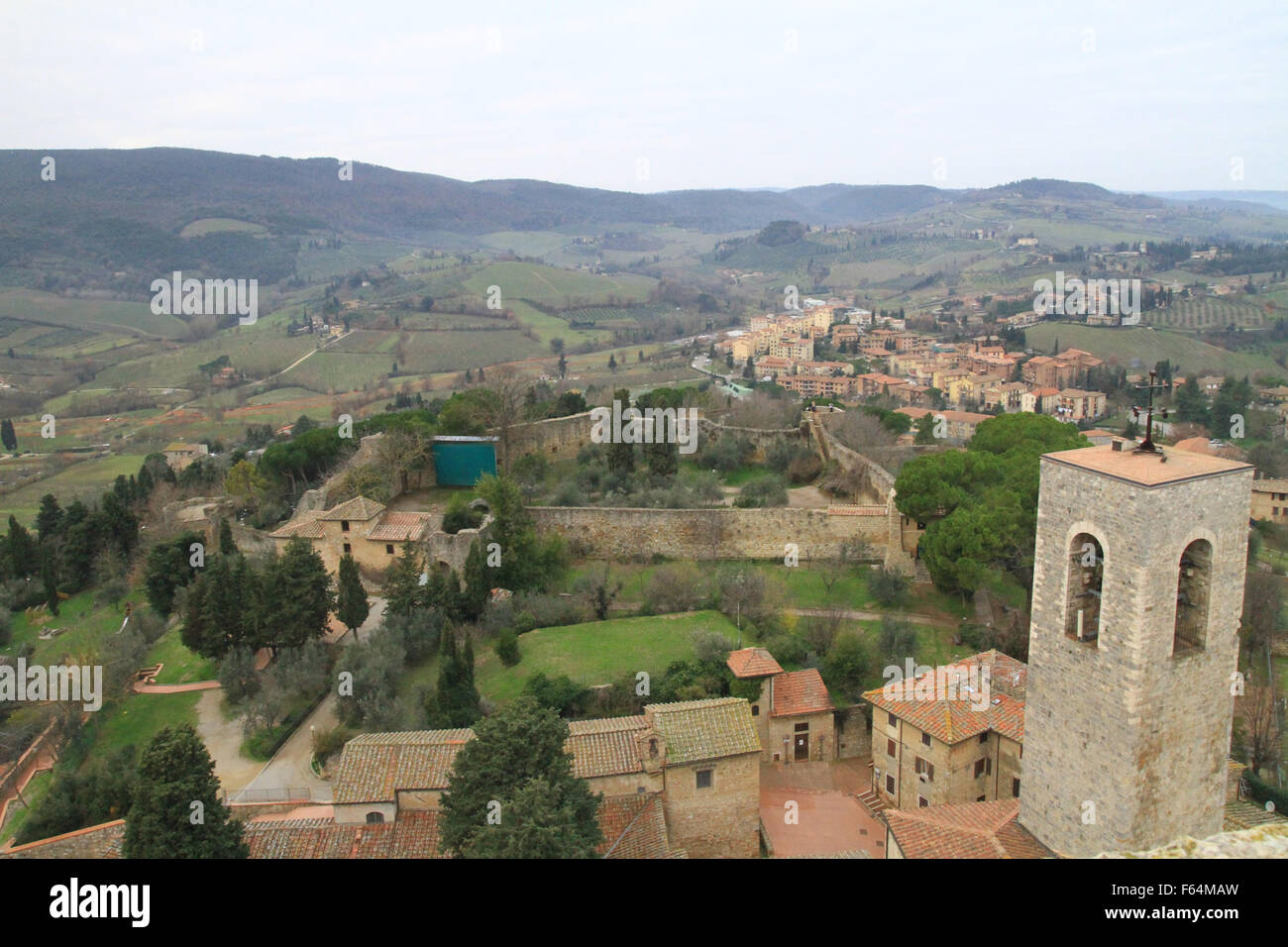 Der feine Stadttürme in San Gimignano mit Blick über die Dächer und schönen toskanischen Hügeln von Siena, Italien. Luftbild Stockfoto