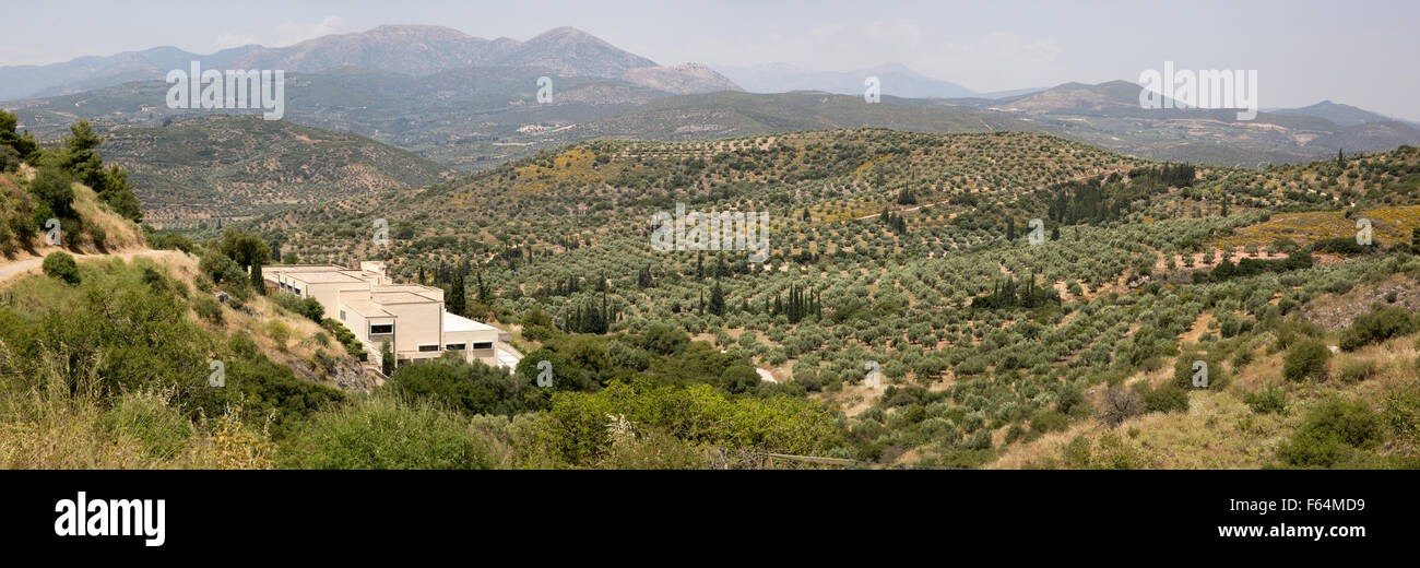 Panorama mit archäologischen Museum, interpretative Center und Landschaft in der Nähe der historischen Stätte Mykene, Griechenland Stockfoto