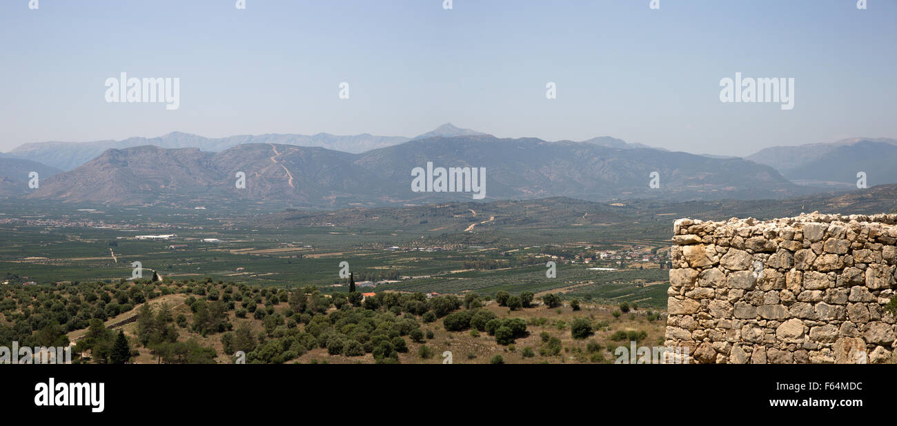 Panoramablick auf Berge über das Tal von historischen Stätte von Mykene, Griechenland, das gesagt wird, das Profil des Agamemnon Stockfoto
