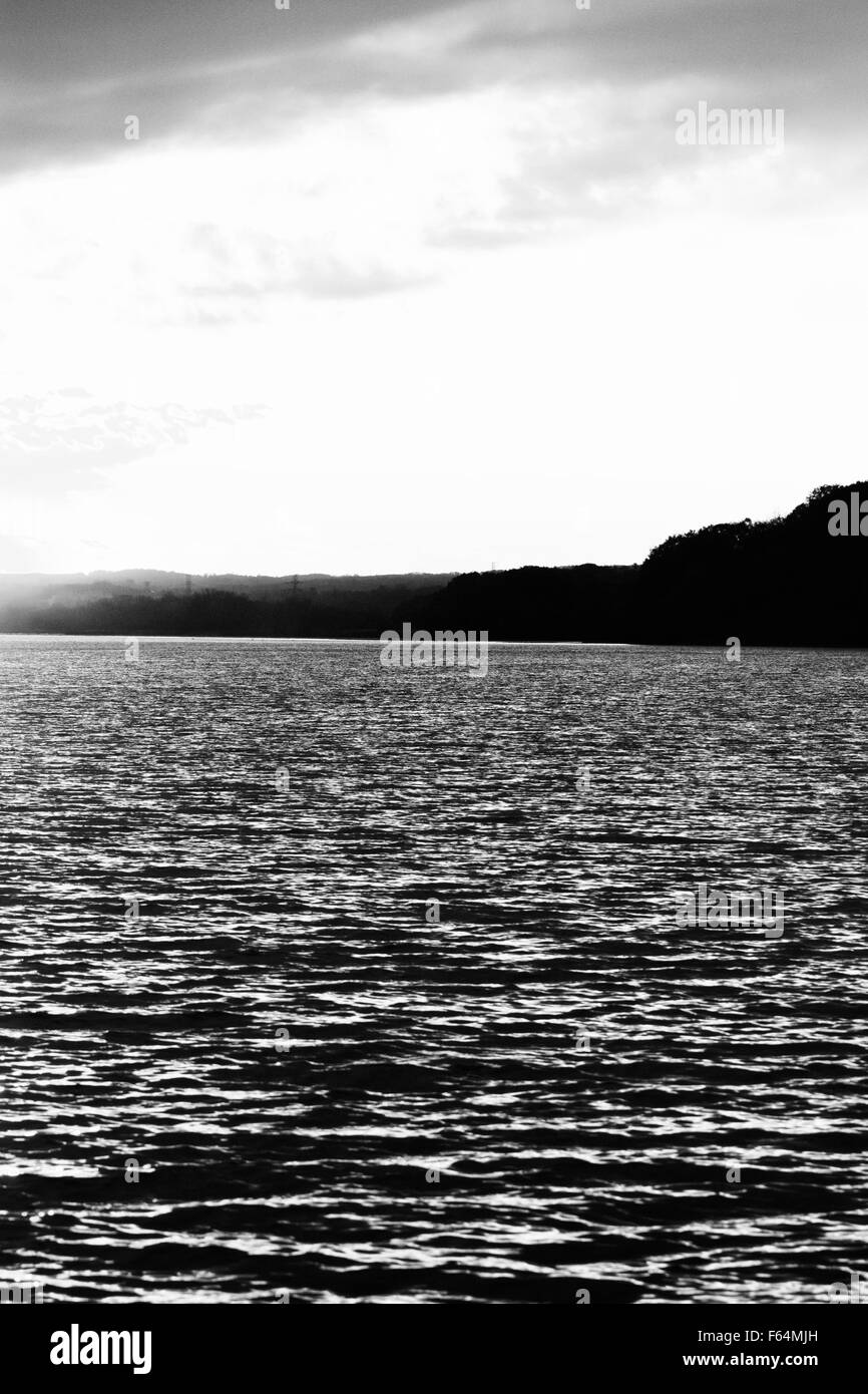 Die schwarzen und weißen Hintergrund mit dem See und das Land auf den Sonnenuntergang Stockfoto
