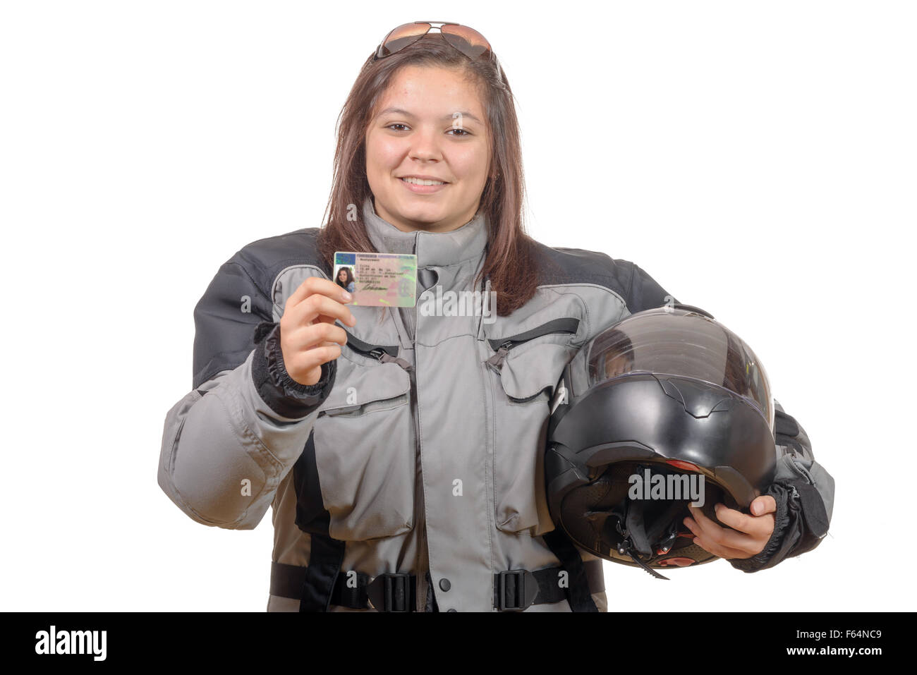 Glückliche junge Frau zeigt stolz ihre neue Motorrad-Führerschein Stockfoto