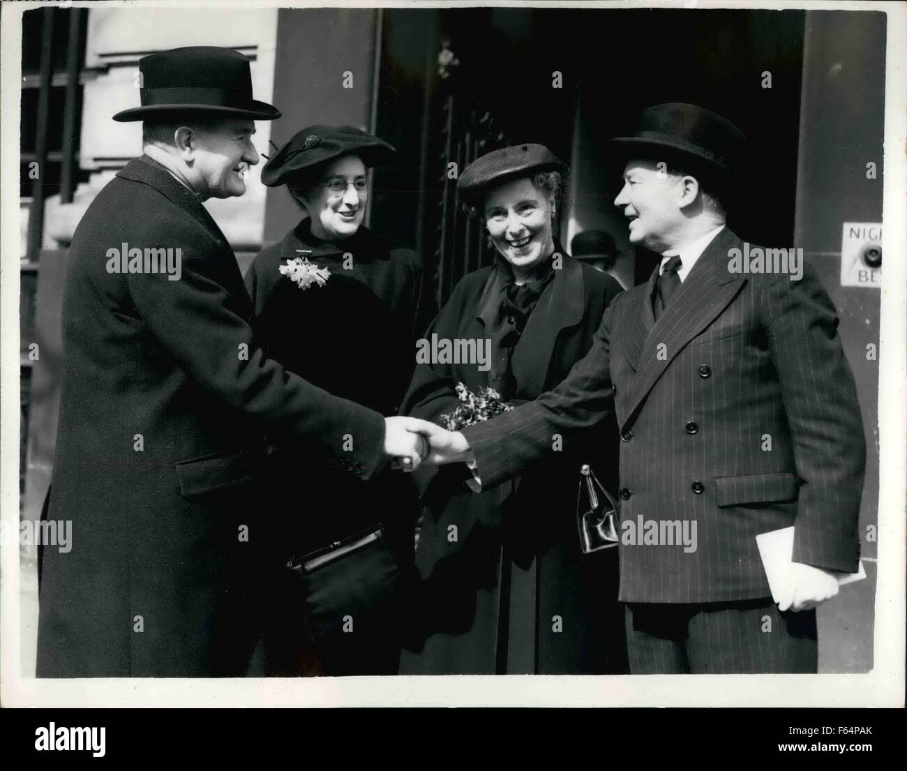 1953 - Lächeln Sie Sir William Slim verlassen heute für Australien Feldmarschall Sir William Slim, mit Lady Slim heute für Australien, seine Pflichten als Generalgouverneur zu übernehmen. Er verließ Australien Haus heute für Tilbery. Keystone-Fotoshows:-Field Marshal Sir William Slim, verabschieden uns von Sir Thomas White, the Australian High Commissioner von Lady White und Lady Slim, in Australien Haus heute beobachtet. Britische Armee © Keystone Bilder USA/ZUMAPRESS.com/Alamy Live-Nachrichten Stockfoto