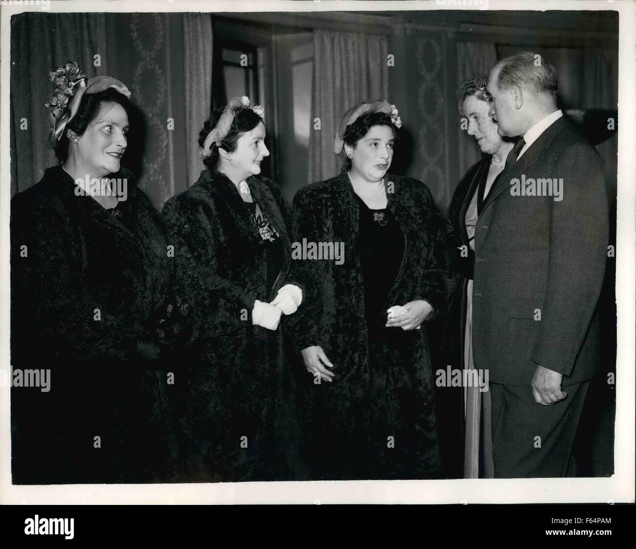 1953 - Empfang für Feldmarschall Sir William Slim Gouverneur General Desiganate von Australien ein Empfang im Derchester Hotel, Park-Lans, heute Nachmittag für FELDMARSCHALL SIR WILLIAM SLIM Generalgouverneur designierter fand Australiens und Lady Slim Royal Empir Reich Gesellschaft Victoria League und der Over-Seen-Liga. Keystone-Fotoshows: - Sir William und Lady Slim chatten an der Skinner-Schwester, die in London letzte Woche so dere eingetroffen, um die Krönung zu besuchen - sie sind L-R EYRTLE Victoria Olive Petronella und Ethel Grecory.They Come aus Osten Malvera Melbourne. (Credit Stockfoto