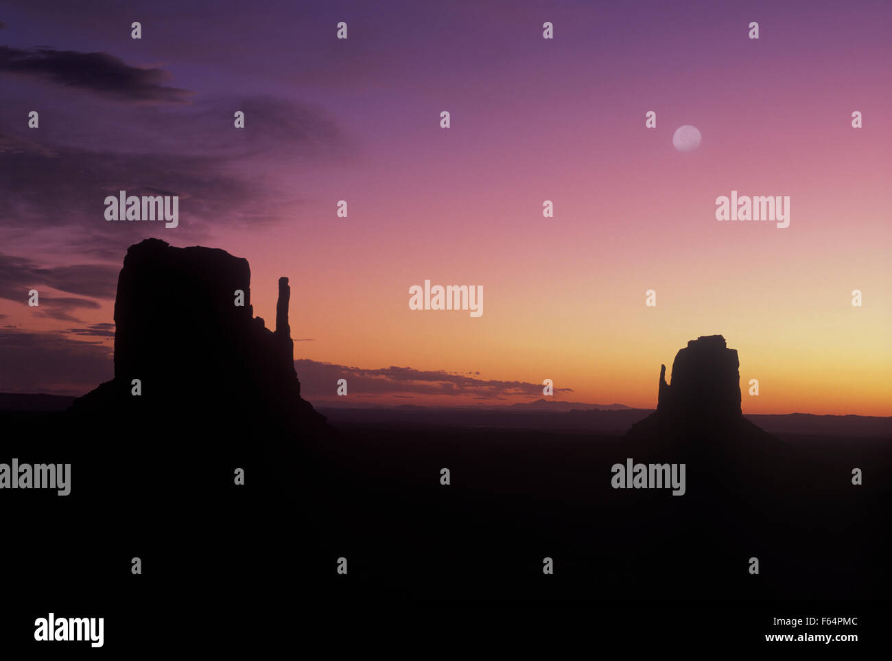 USA, Utah, Monument Valley, Silhouette des Buttes bei Sonnenaufgang Stockfoto