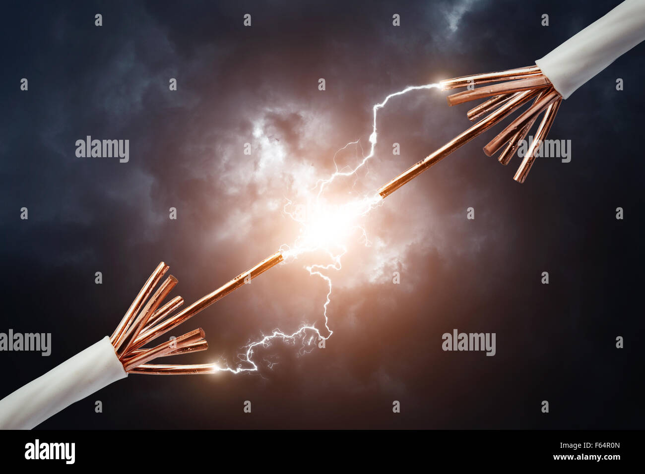 Elektrokabel mit glühenden Strom Blitz Stockfoto