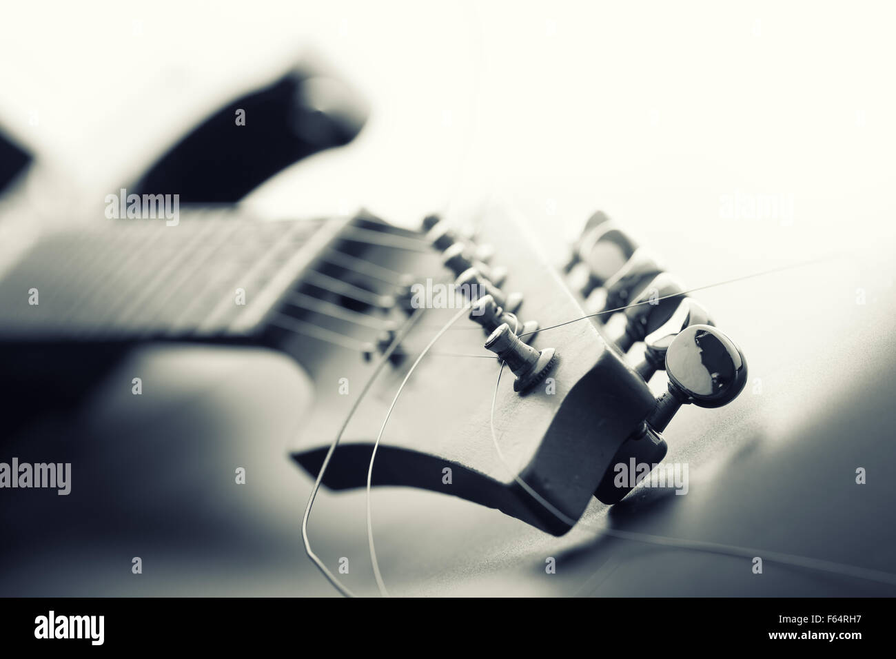 E-Gitarre Kopfplatte und tuning Maschinen. Getönten Stockfoto