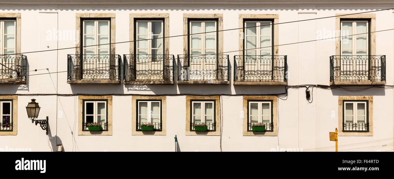 Schöne Juwelierholdinge Wohnblock mit Balkonen, Portugal Stockfoto