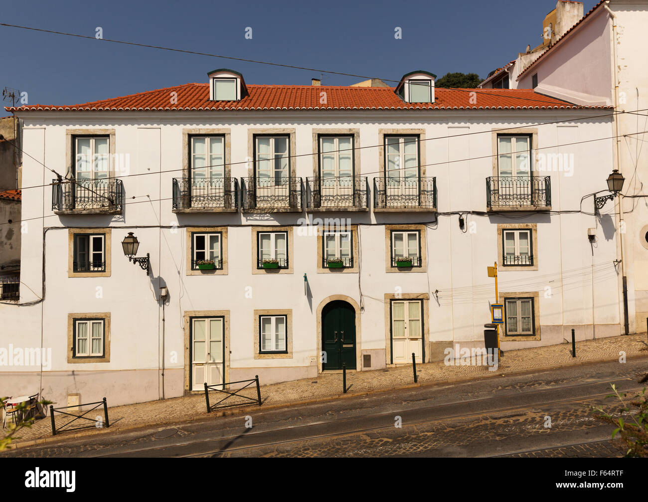 Juwelierholdinge Straße mit Wohnblock mit Balkonen, Portugal Stockfoto