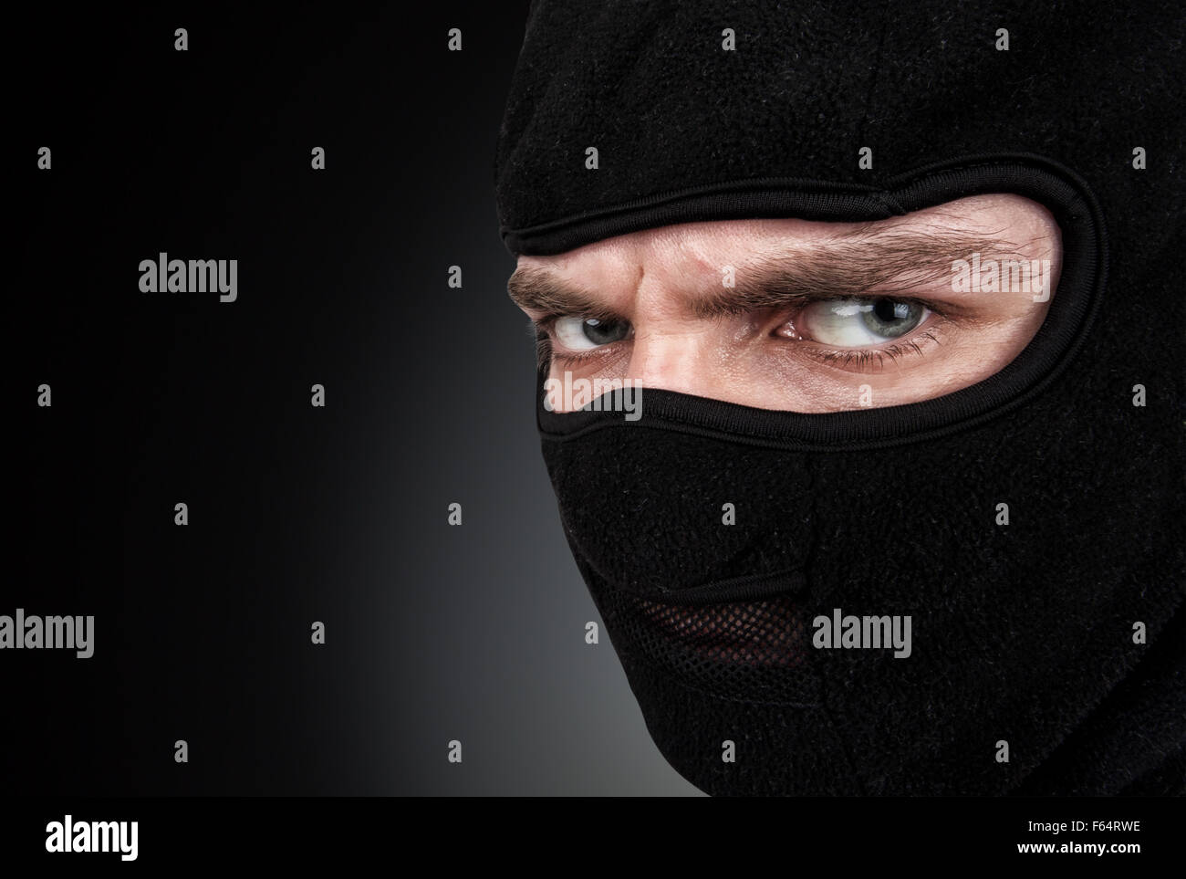 Porträt des Mannes in einer Maske auf schwarzem Hintergrund Stockfoto