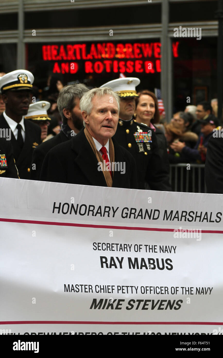 New York, USA. 11. November 2015. New York City Veteran Tagesparade 2015. Die jährliche Parade ist die größte Veteranen Tages-Veranstaltung in den Vereinigten Staaten von America.The Event lebenden und verstorbenen US-Soldat und Frau ehrt. Secretary Of The Navy Ray Mabus Credit: Bruce Cotler/Globe Fotos/ZUMA Draht/Alamy Live-Nachrichten Stockfoto