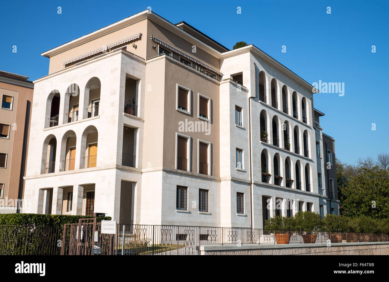 Italien, Verona, ein Beispiel der italienischen Architektur des zwanzigsten Jahrhunderts auf Lungadige Cangrande Stockfoto