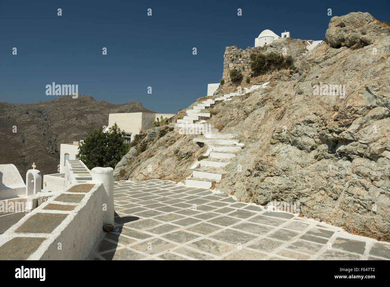 Der gepflasterte Weg zu der kleinen weißen Kirche steht auf dem höchsten Punkt der Stadt von Serifos Insel, Griechenland Stockfoto