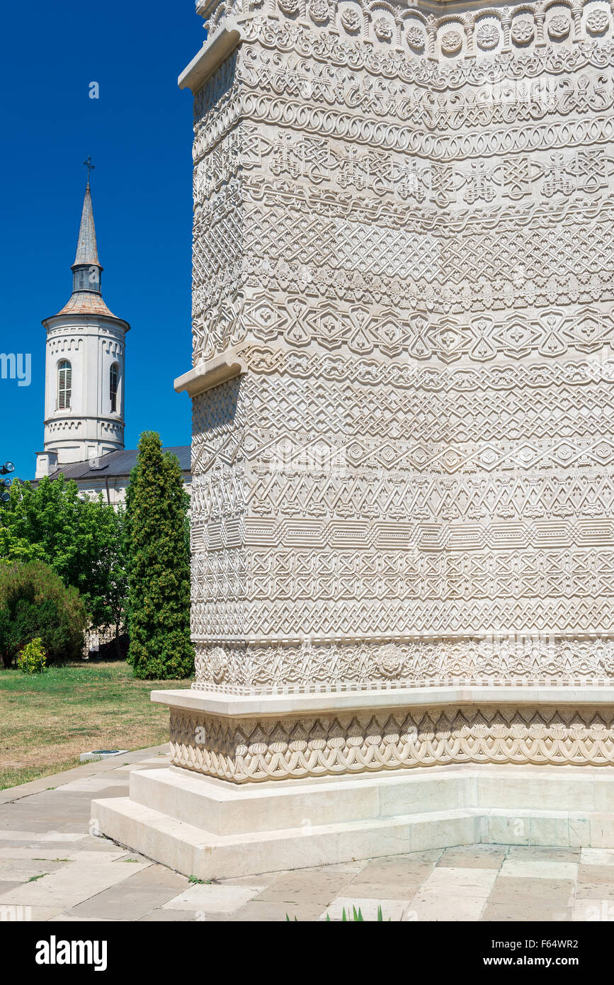 Schöne Stein-Stickerei auf der äußeren Kirche des Klosters der drei heiligen Hierarchen. Die Kirche vereint westliche Architektur Stockfoto