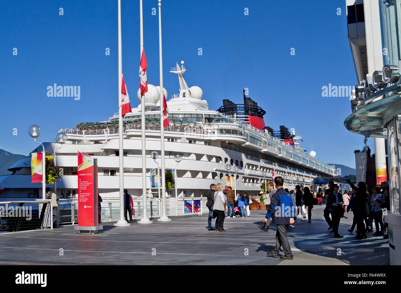 Disney Kreuzfahrtschiff vor Anker am Canada Place in Vancouver, Kanada. Stockfoto