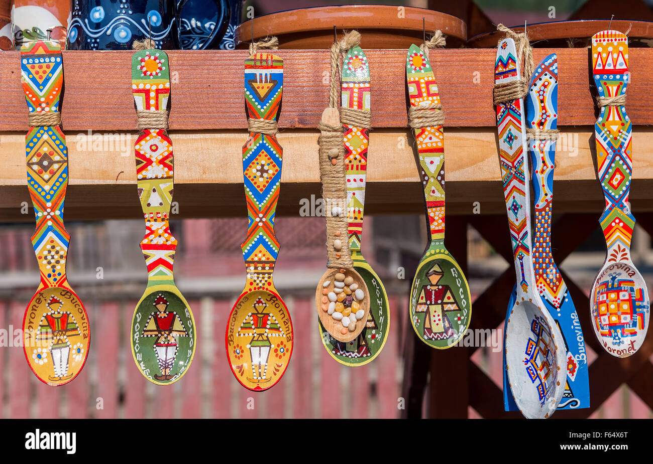 VORONET, Rumänien - AUGUST 2015: Traditionelle hölzerne Löffel aus Bukowina, Rumänien auf dem lokalen Markt in der Nähe von Kloster Voronet verkauft Stockfoto