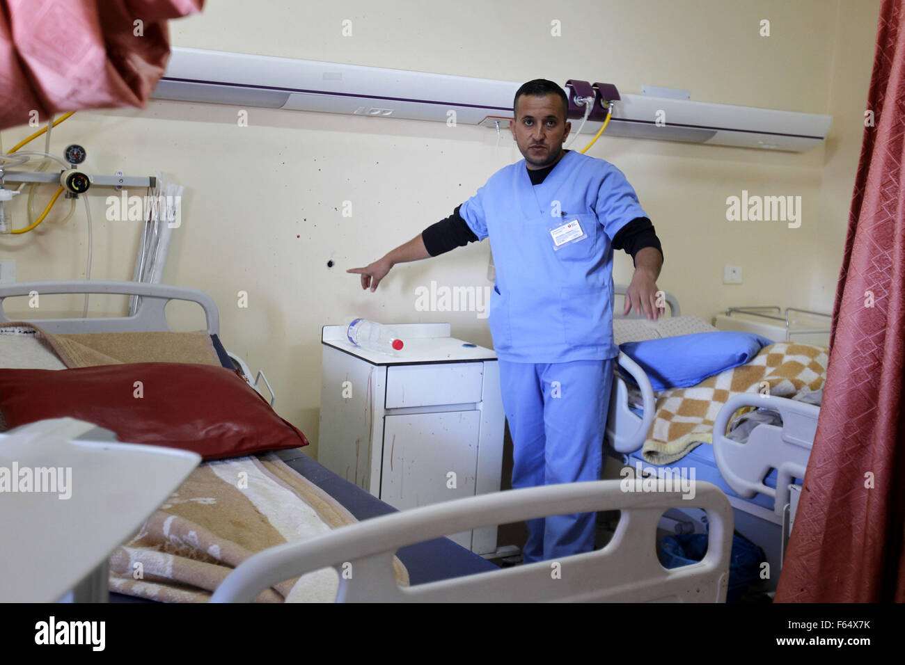 Hebron, Westjordanland, Palästinensische Gebiete. 12. November 2015. Eine palästinensische Personal prüft den Raum, wo israelische Spezialeinheiten 27 Jahre alten Abdallah Shalaldeh am Klinikum Al-Ahli in der Westbank-Stadt Hebron 12. November 2015 getötet. Abdallah Shalaldeh wurde von israelischen Spezialeinheiten während eines Überfalls, seinem Cousin Azzam Shalaldeh verhaften erschossen. Eine verdeckte israelische Einheit einer südlichen Westjordanland Krankenhaus Anfang 12 November überfallen Tötung eines palästinensischen und Beschlagnahme von anderen, sagte der palästinensische Gesundheitsministerium. Eine israelische militäre-Sprecherin in Tel Aviv sagte, dass Sicherheitskräfte mit ap gesucht hatten Stockfoto