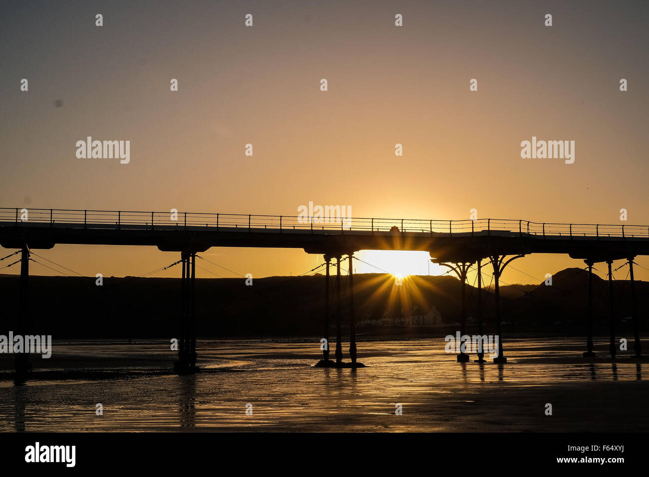 Die Sonne geht unter den viktorianischen Pier bei Saltburn-by-the-Sea, England, UK Stockfoto