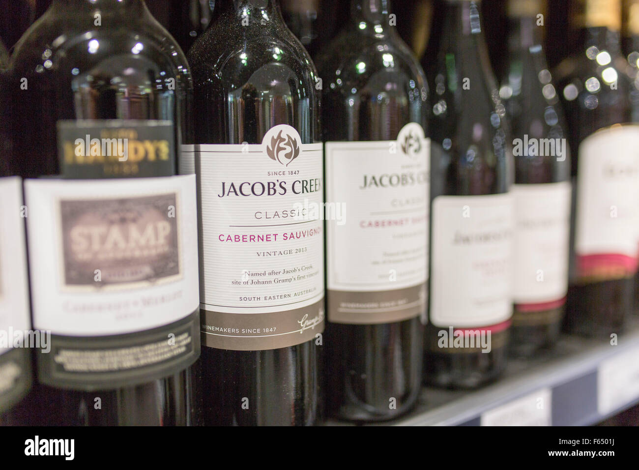 Flaschen Rotwein auf einem Supermarktregal Stockfoto