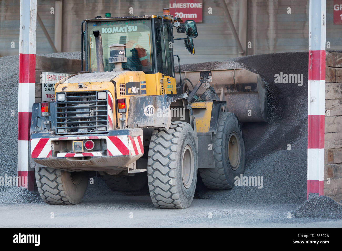 Aggregate Industries Express Asphaltmischanlage in Doncaster. Komatsu-Truck Loader Stockfoto