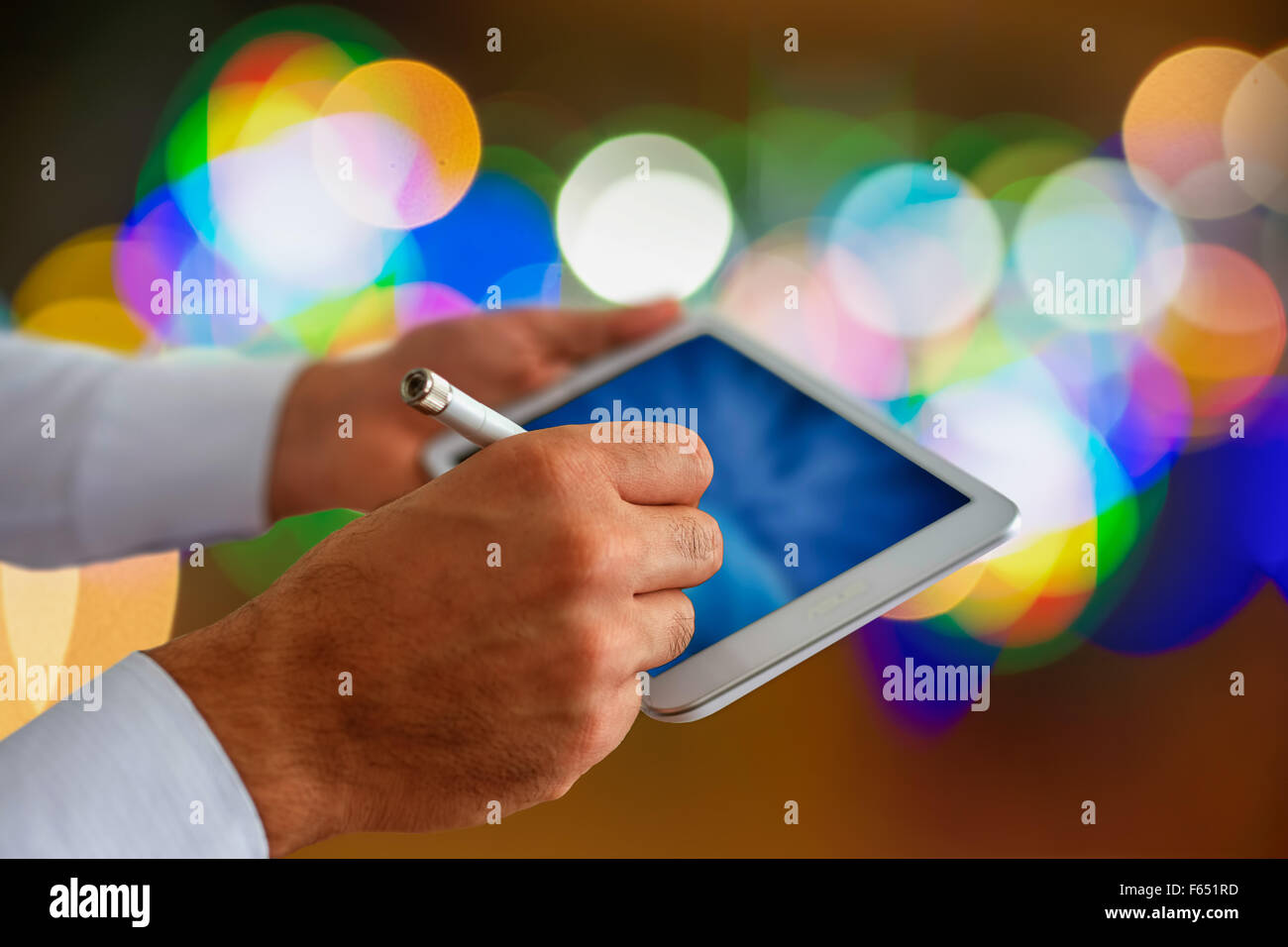 männliche Hand hält einen modernen Touch-Bildschirm-Tisch Stockfoto