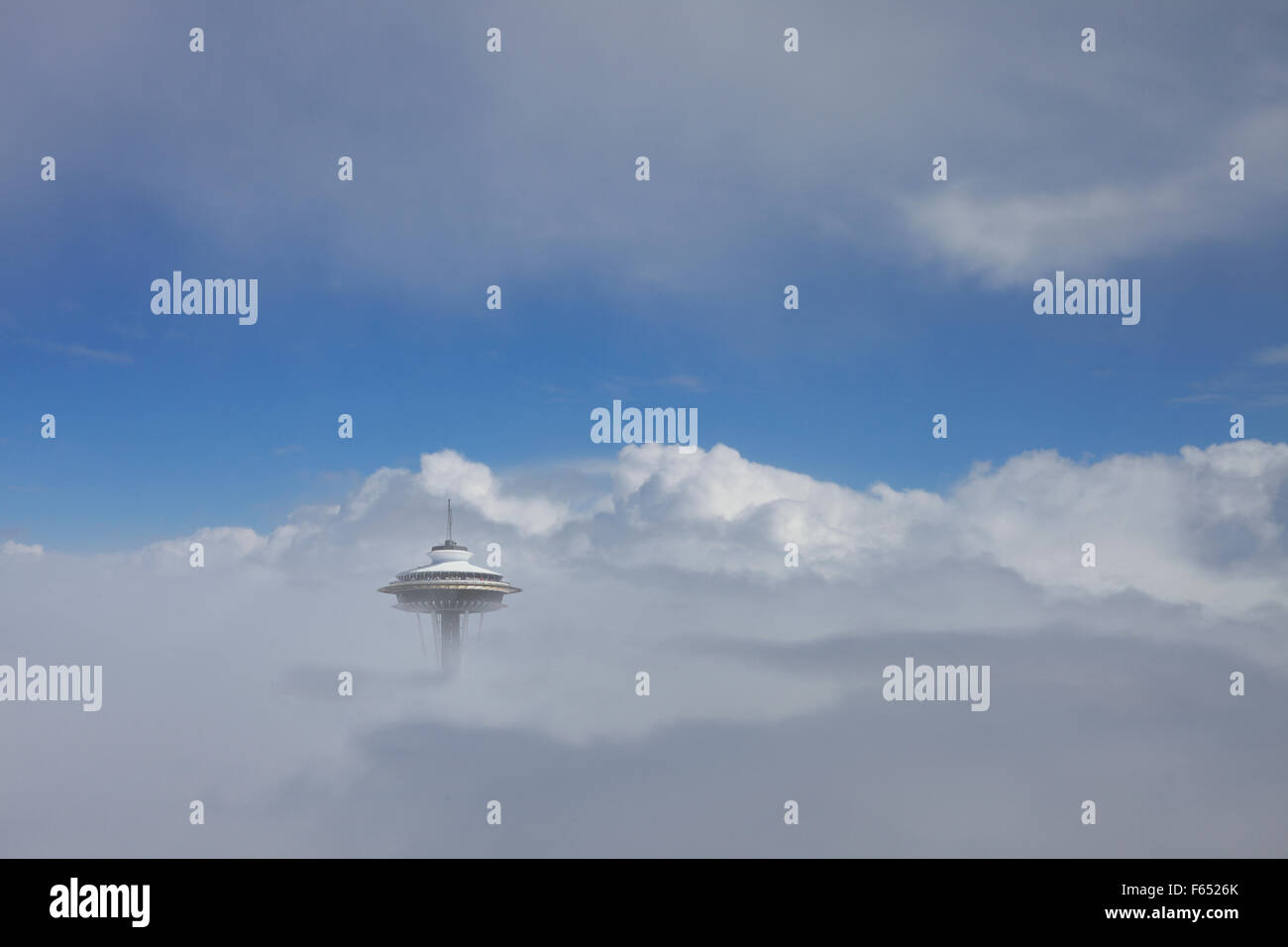 Washington, Seattle, Luftaufnahme der Space Needle im Nebel Stockfoto