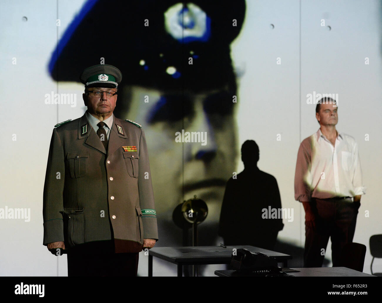 Schauspieler Hilmar Eichhorn Als Leiter Der Grenze Truppen L Und Peer Uwe Teska Als Oberst Hartmut Kummer Handeln Vor Historischem Filmmaterial Von 1989 Wahrend Der Generalprobe Des Theaterstucks Bornholmer Strasse Im Neuen Theater