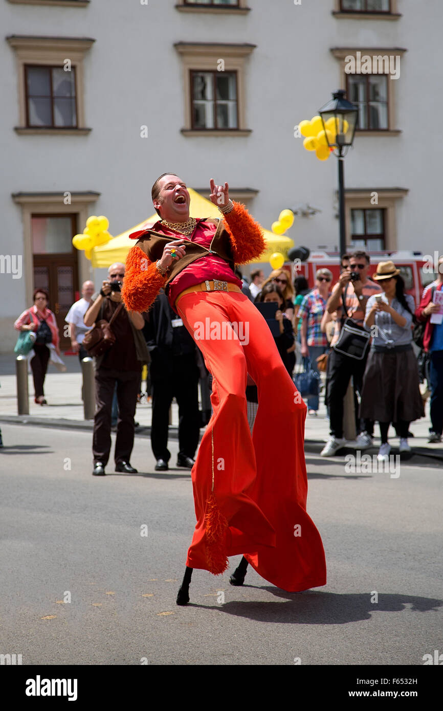 Tänzerin auf Stelzen in Wien, Österreich Stockfoto