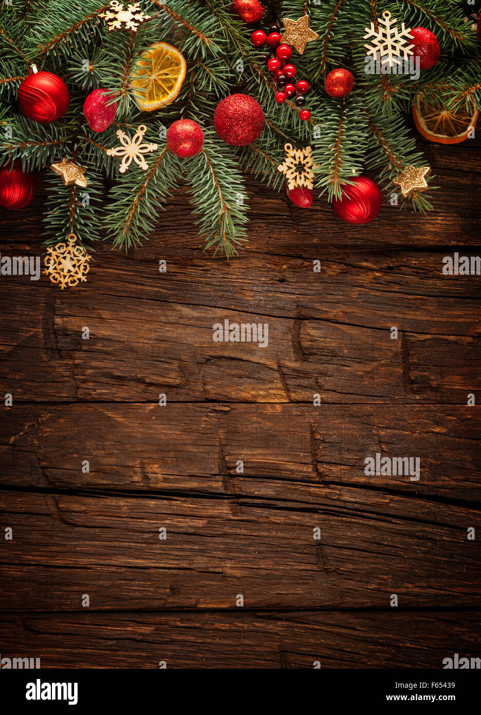 Tanne Weihnachtsbaum mit Dekoration auf einem Holzbrett Stockfoto