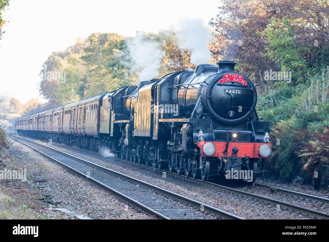 Ein Dampfzug im Stocksmoor Bahnhof an der Sheffield, Huddersfield Linie stoppen Stockfoto