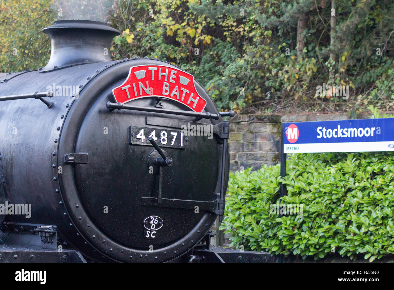 Ein Dampfzug im Stocksmoor Bahnhof an der Sheffield, Huddersfield Linie stoppen Stockfoto