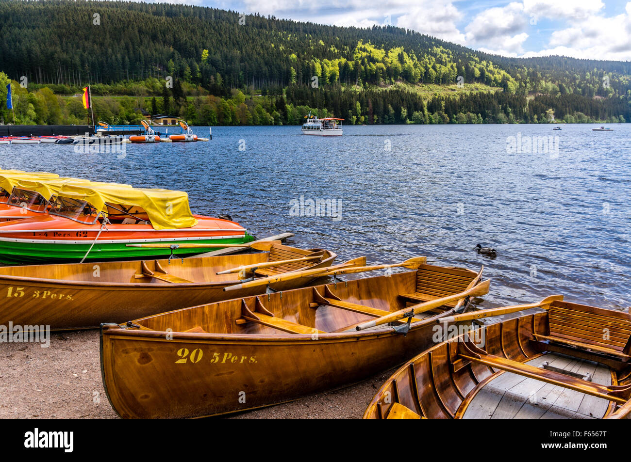 Boote in Titisee, Schwarzwald, Deutschland. Stockfoto