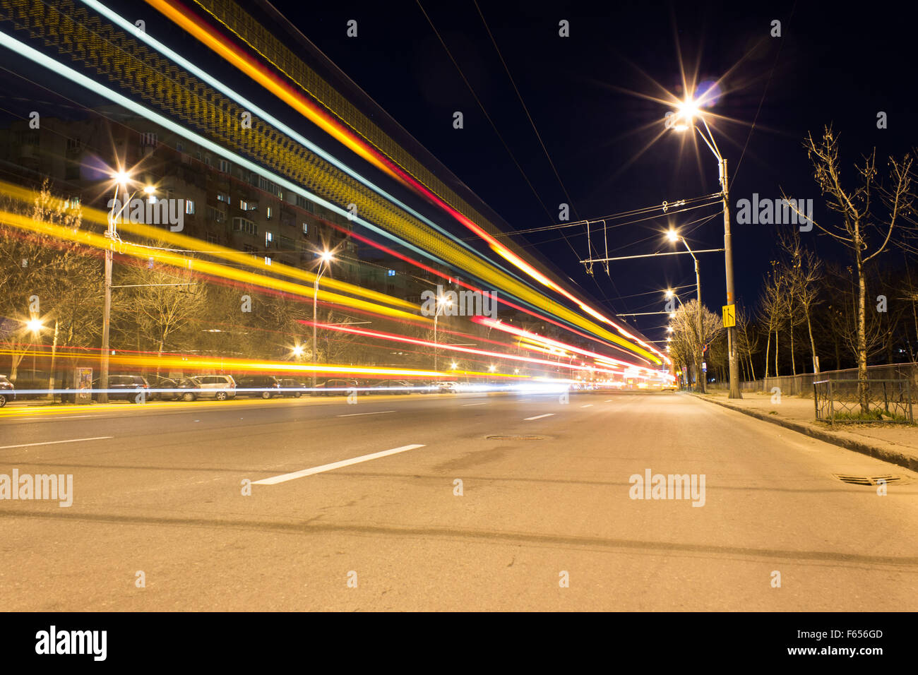Helle Streifen von Pkw und öffentliche Verkehrsmittel verlassen Lichtspuren in Bukarest Stockfoto